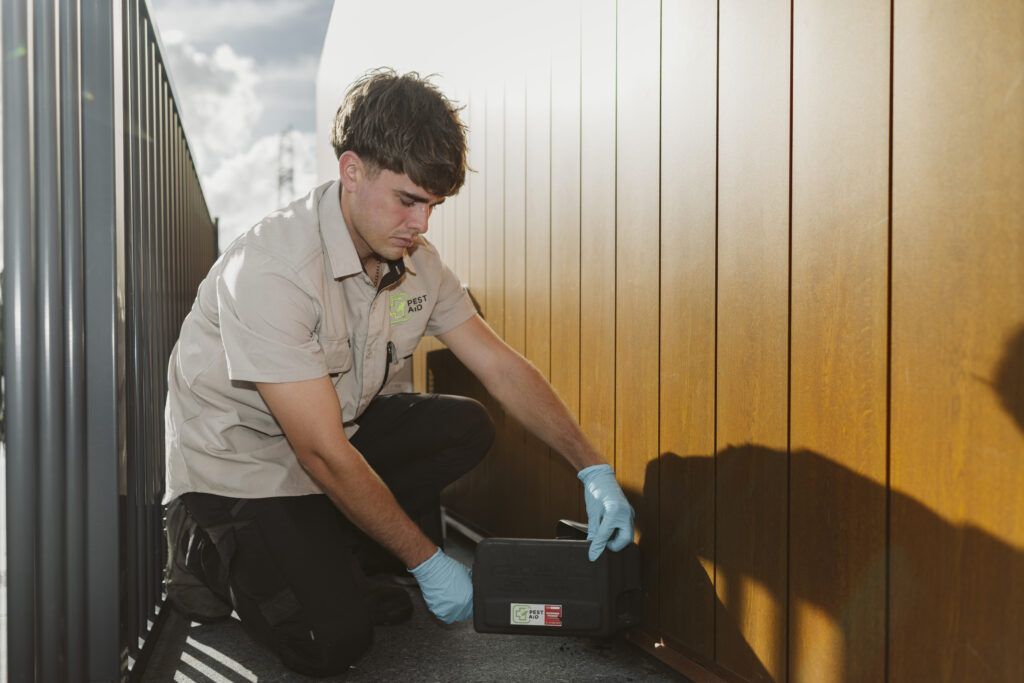 Placing bait station